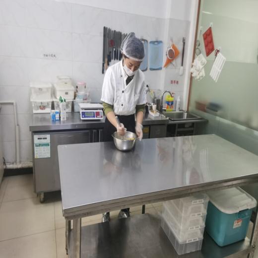 周末觅食避雷指南 新区饭店后厨内幕大揭秘，厨房加工暗藏危机